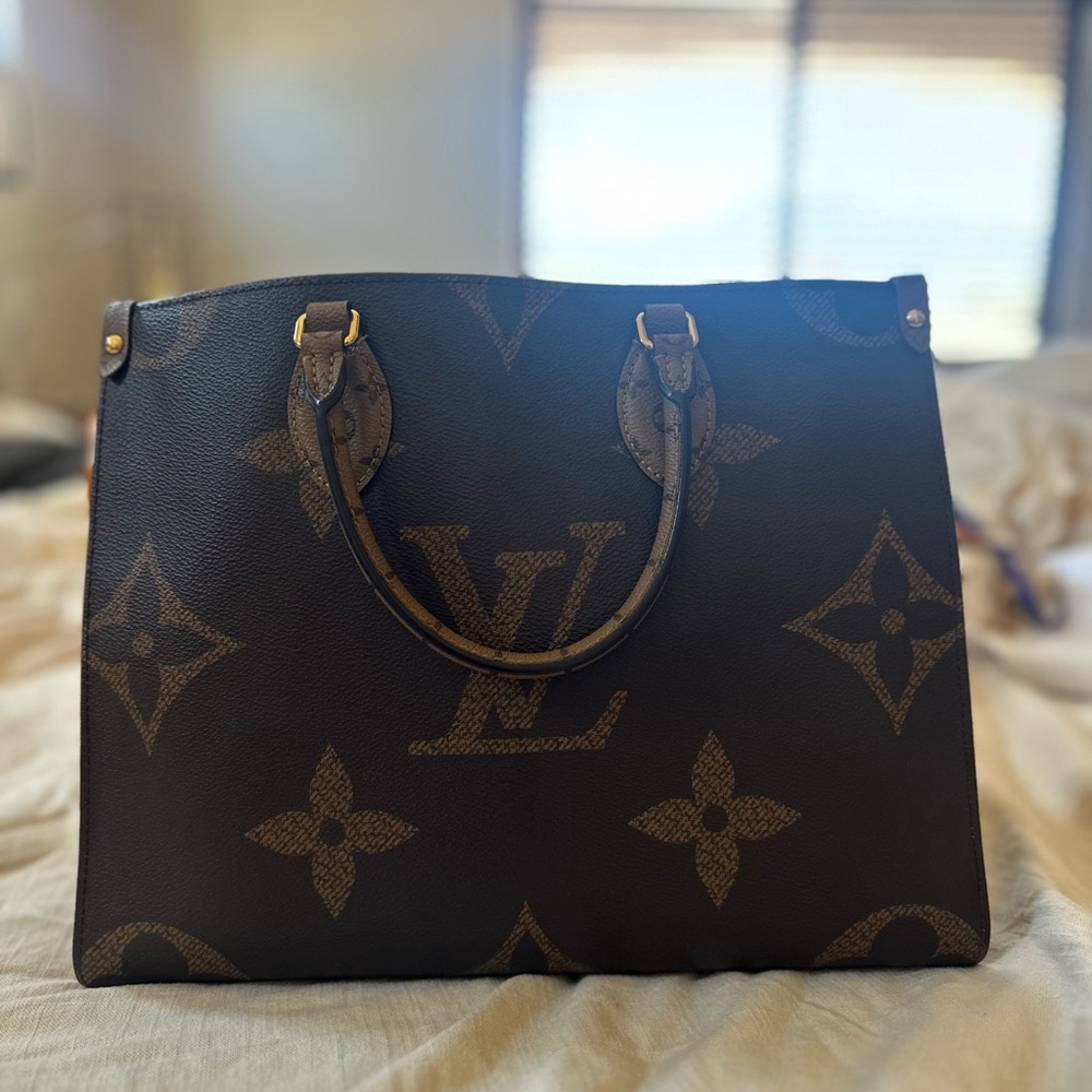 Louis Vuitton Monogram reverse MM Tote Bag